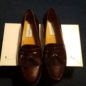 Excellent condition dress shoes. Burgany color.